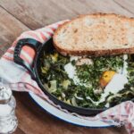 toast topping egg and spinach