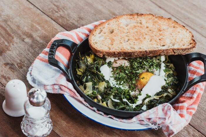 toast topping egg and spinach